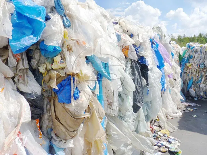 собраны отходы пластиковой пленки