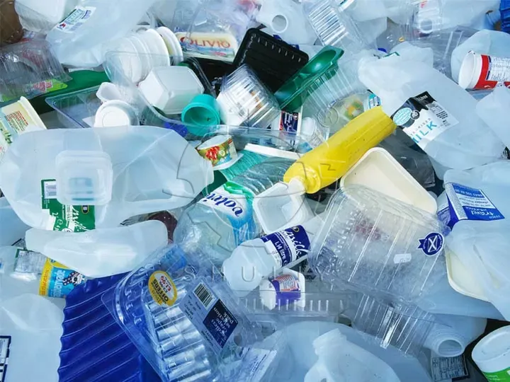 النفايات البلاستيكية الصلبة: الزجاجات والحاويات وغيرها.