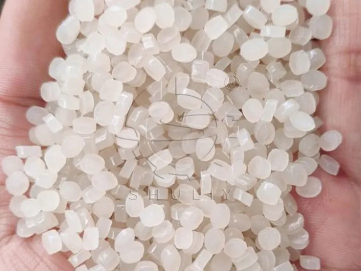 белые переработанные пластиковые гранулы