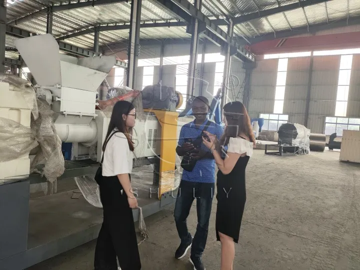 Un cliente de Togo visitó una fábrica de máquinas peletizadoras de plástico