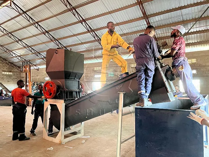 Дробилка пластикового лома установлена ​​на заводе клиента в Нигерии