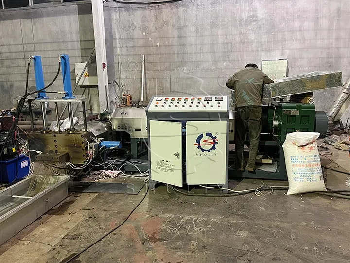 Máquina granuladora de reciclagem prestes a ser enviada para o Togo