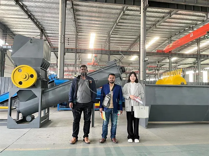 Un cliente de los Emiratos Árabes Unidos visita nuestra planta de máquinas de reciclaje de residuos plásticos