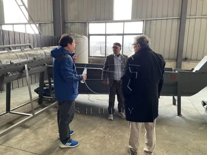 Des clients népalais visitent notre équipement de recyclage de bouteilles PET